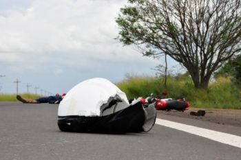 Motociclista morre ao colidir na lateral da carreta na MS-480