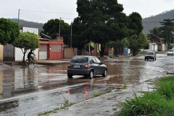 Chuva forte causa transtornos e pontos de alagamento em Corumbá e Ladário