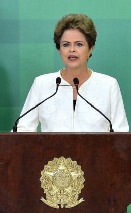 Dilma diz que recebeu com indignação abertura de processo de impeachment