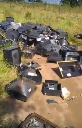 Morador flagra carcaças de televisores descartadas ilegamente em Três Lagoas