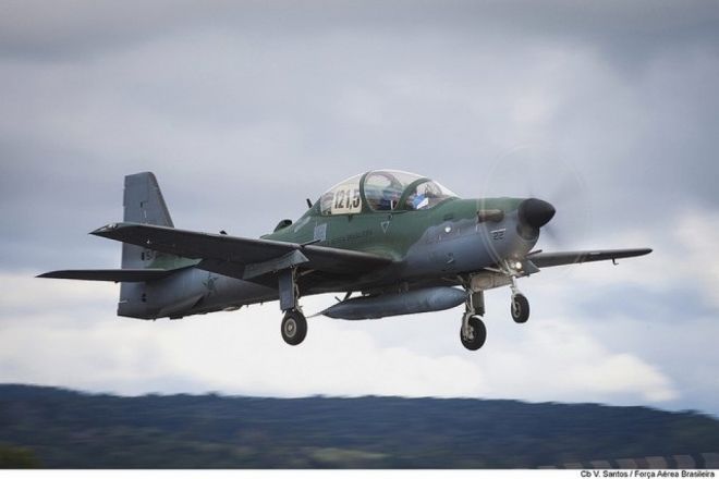 Força Aérea Brasileira  - O caça A-29 Super Tucano da FAB teve de realizar o tiro de detenção, provocando o pouso forçado do avião suspeito