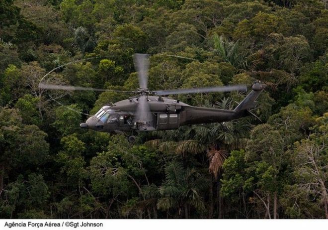 Agência Força Aérea - Para as buscas, foi utilizado um helicóptero H-60 Black Hawk da FAB