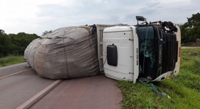 Caminhão tomba na BR-262 em acidente provocado por motorista bêbado