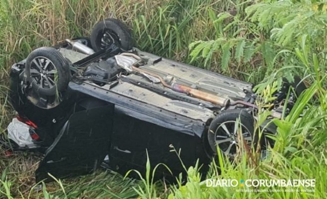 Carro invade pista e família fica ferida em Corumbá 