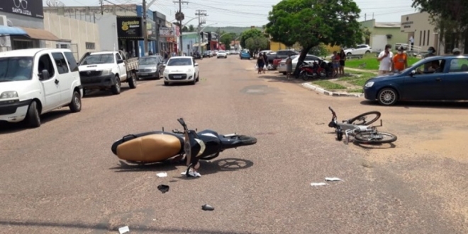 Colisão entre motocicleta e bicicleta elétrica deixa feridos no interior 