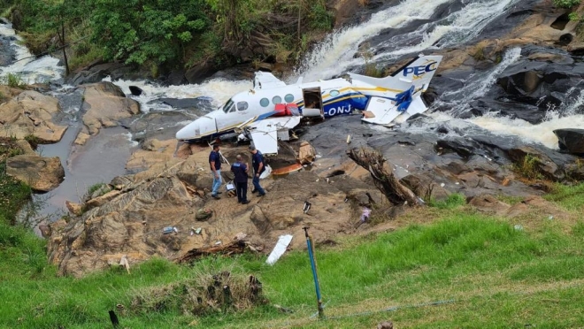 Avião que estava Marília Mendonça é retirado do local do acidente 