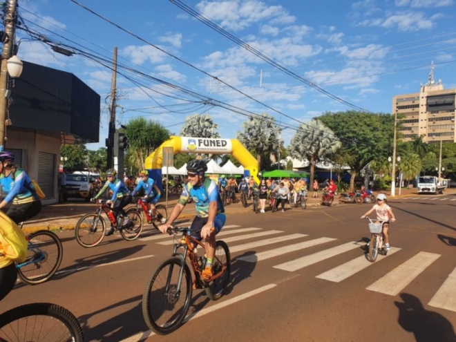 Passeio ciclístico reúne mais de 400 pessoas na abertura da Campanha Maio Amarelo