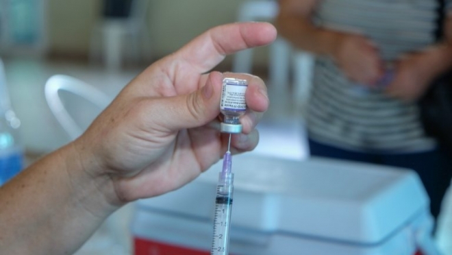 Vacinas contra covid-19 e gripe segue disponíveis para população 