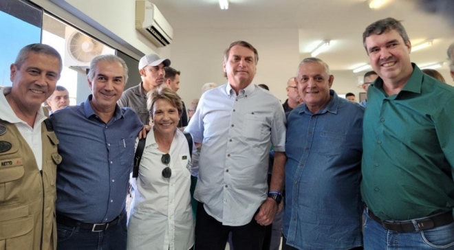 Bolsonaro se encontra com Tereza Cristina e Riedel em chegada a Campo Grande