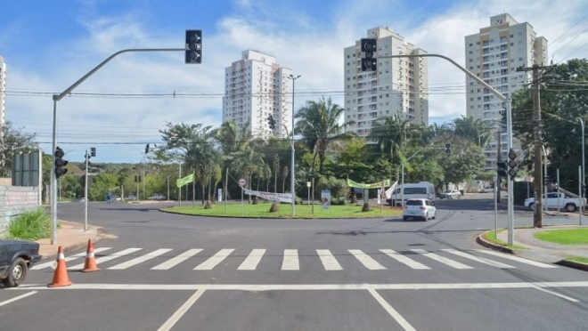 Prefeitura instala semáforo em rotatória da Rui Barbosa/Rachid Neder  